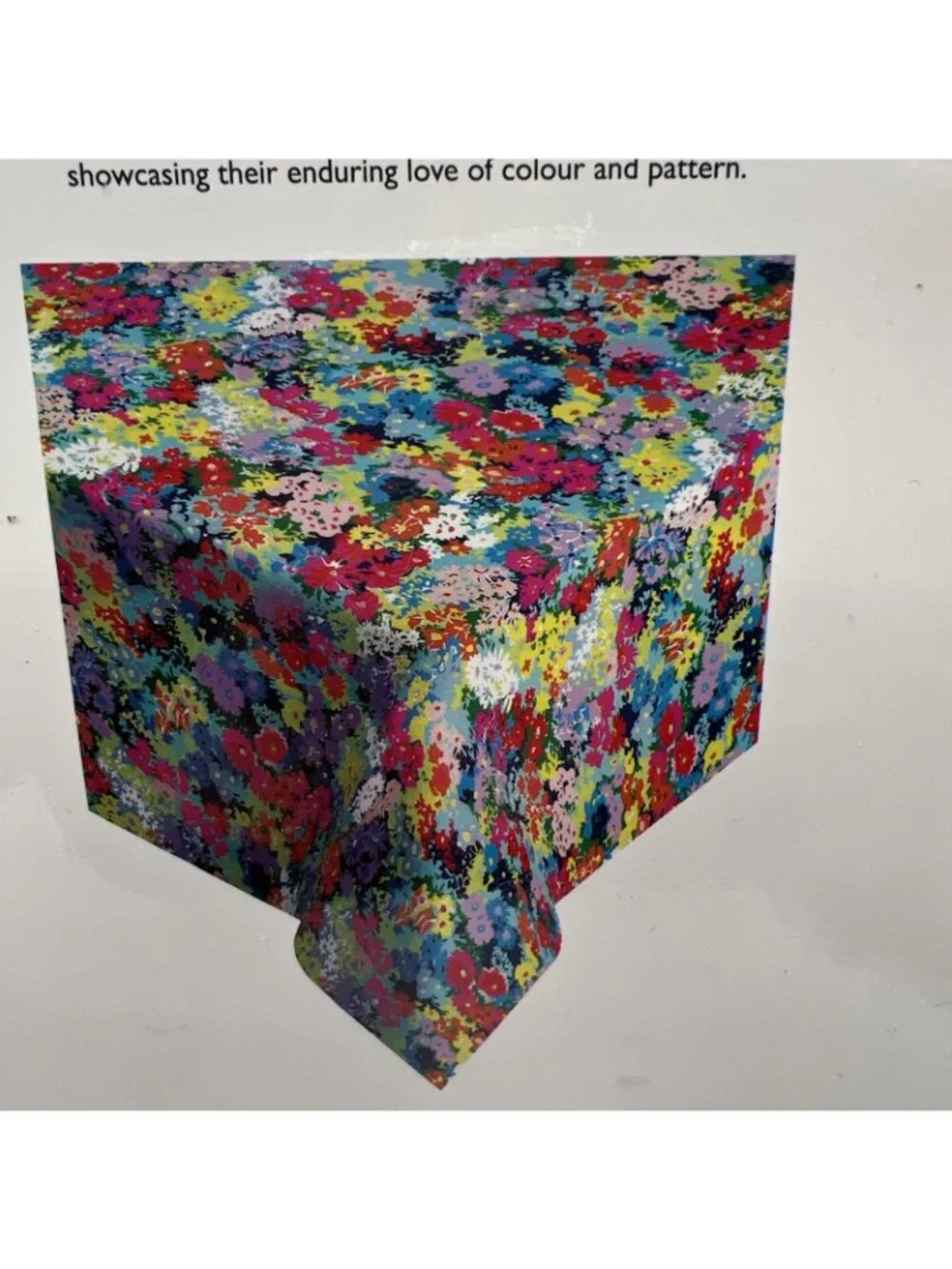 Collier Campbell Tablecloth Floresta Colorful Floral Pattern 70 in Round